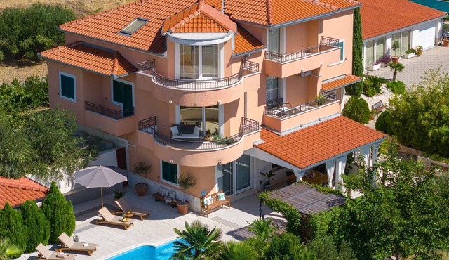 Villa Anita with private pool, gym, 6 bedrooms, sea view