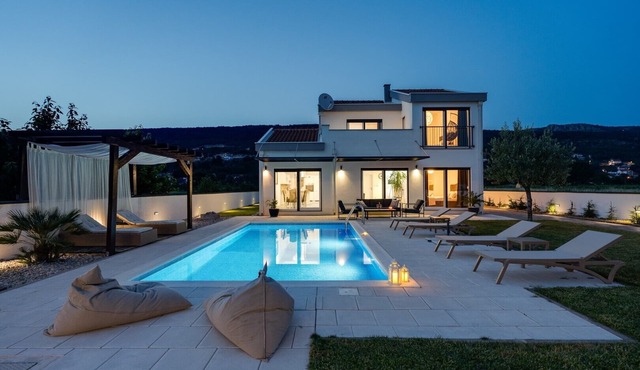 Villa Anja is a 4-bedroom villa with a 32 sqm heated pool near Imotski