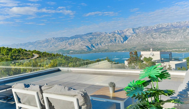Villa Anna with roof terrace and pool