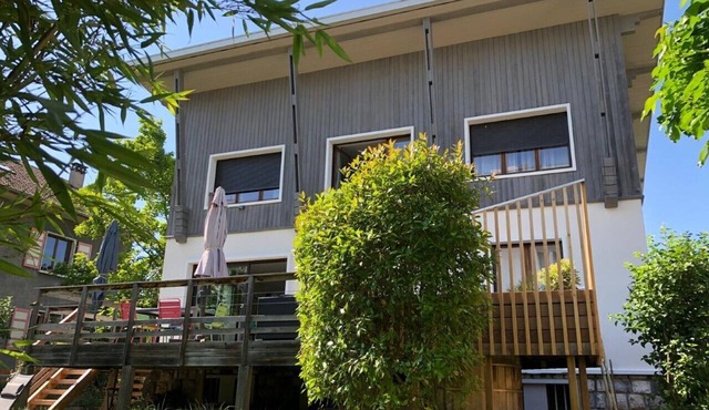 Villa Annecy with Jacuzzi near lake and town center, sleeps 8