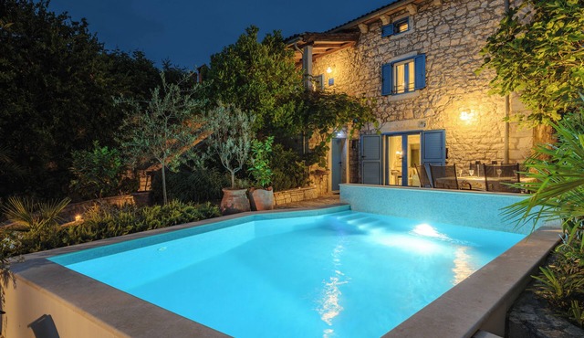Villa Annette with pool and sauna, surrounded by greenery, near Porec.