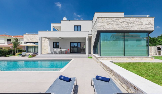 Villa Anni * in Porec, TOP villa with private pool and sea view