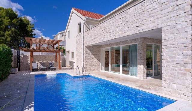 Villa Anouk - Modern Villa with Pool & Spa