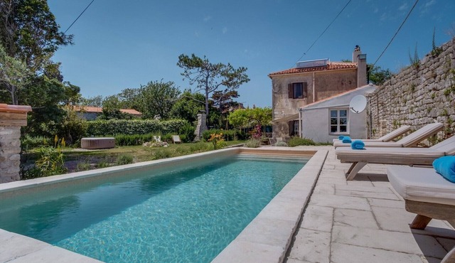 Villa Antique in Osor