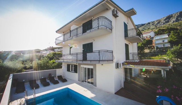 Villa Antonija, 50 m from sandy beach, heated pool, max 12 pax