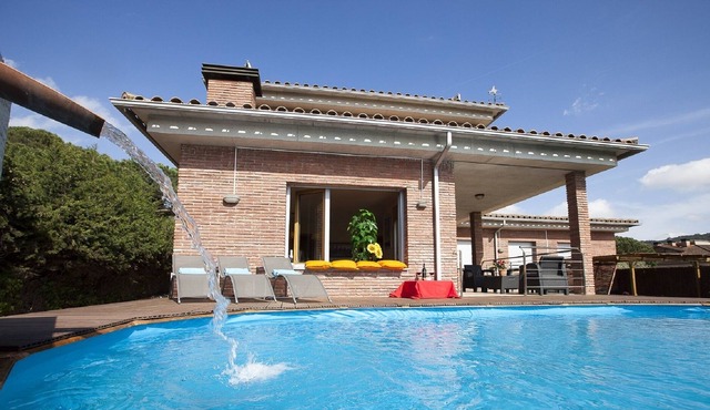 Villa + Apart. 20'beach, near Bcn, 2 pools, wifi, 23people, train direct aerport