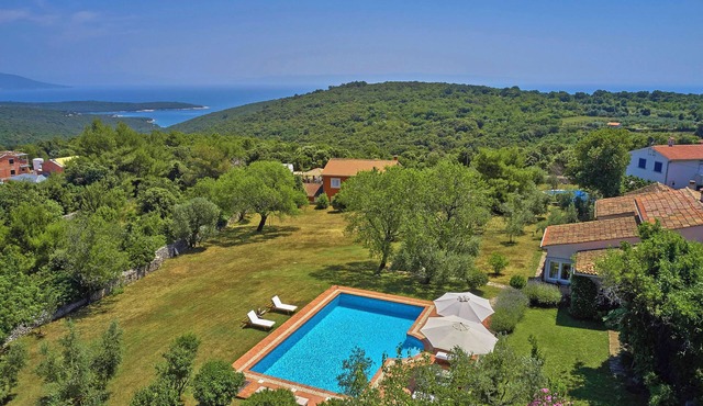 Villa Arbora * quiet location, 4000 m2 garden, private pool, free WiFi