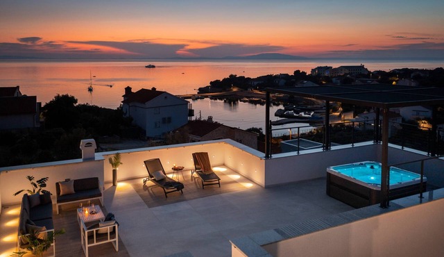 Villa Aria with Heated Pool, Sauna & Jacuzzi