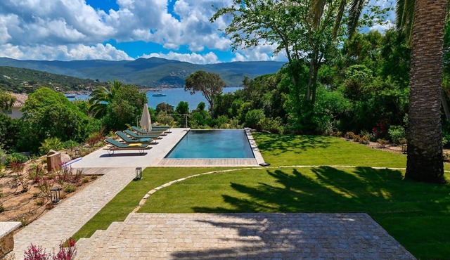 VILLA ARIANA- Beachfront with pool and 4 bedrooms