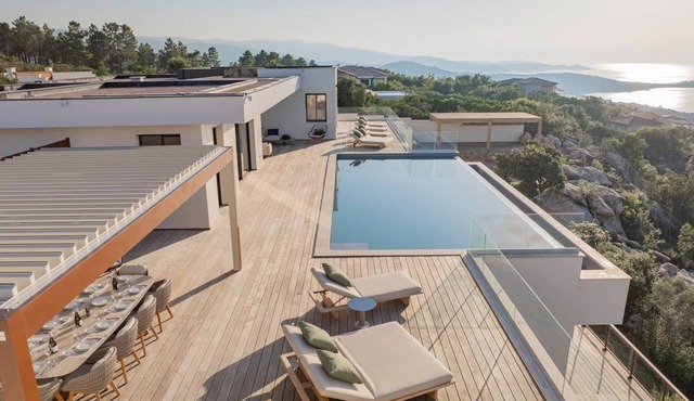 Villa ARIELLE – 5 bedrooms, pool, jacuzzi, panoramic sea view, cinema, gym, massage room.