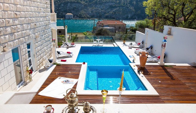 Villa Arion - Four Bedroom Villa with Terrace and Swimming Pool