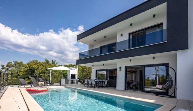 Villa Aris with heated pool & Seaview