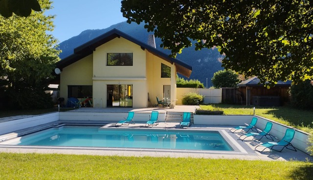 Villa Armonia – 5★ with Heated Pool, Hot Tub & Garden by Lake Annecy