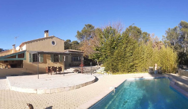 Villa at the foot of Grand Bessillon with a view of the olive trees in absolute calm.