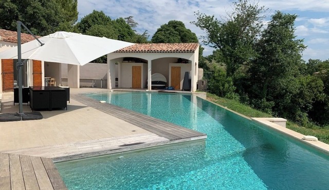 Villa at the foot of the Luberon