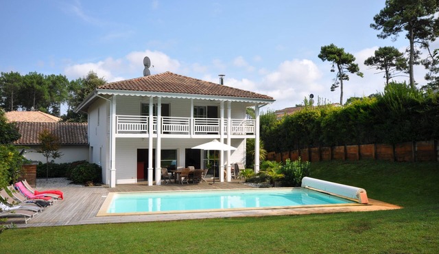 Villa Atlantique Coloniale: For 10P, heated 10m pool, 450m to the beach