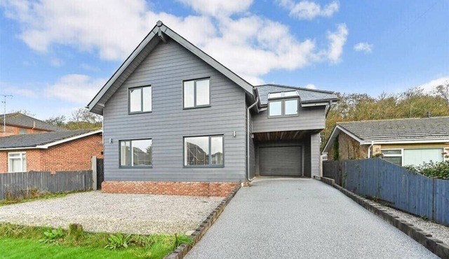 Villa Atlantis- Luxury beach villa with hot tub