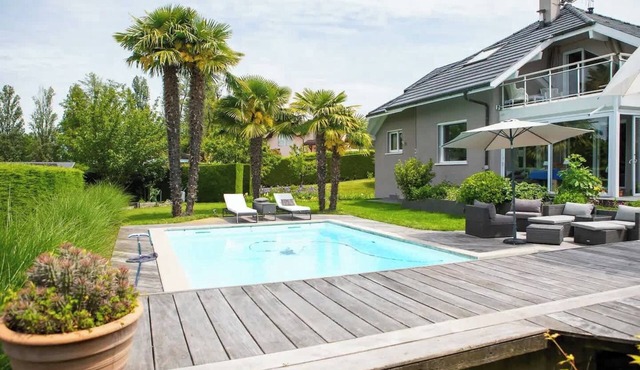 Villa au bord du lac avec piscine privee et acces direct au lac