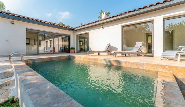 Villa 'Au Bord Du Gardon' with Mountain View, Wi-Fi and Air Conditioning