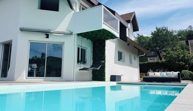 Villa au Calme Avec Piscine et Petite vue lac