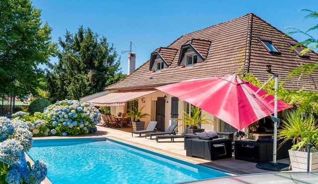 Villa 'Au Coeur Des Pins' with private pool, private garden and Wi-Fi
