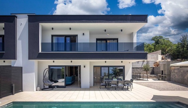 Villa Aura with heated pool & Seaview