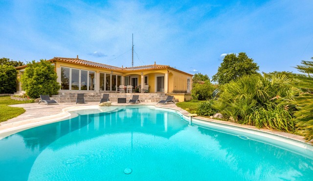 Villa 'Aux Portes De La Camargue' with Private Pool, Private Garden and Wi-Fi