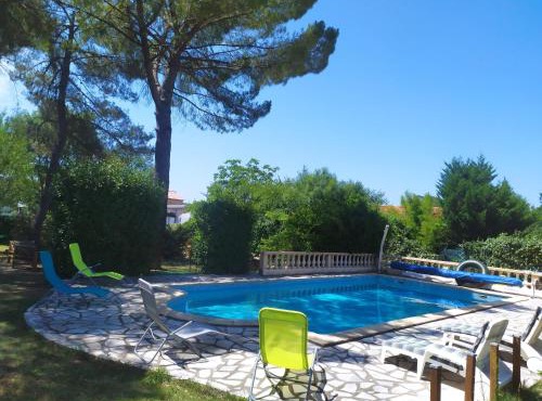 Villa avec Extérieur & Parking - Proche Circuit