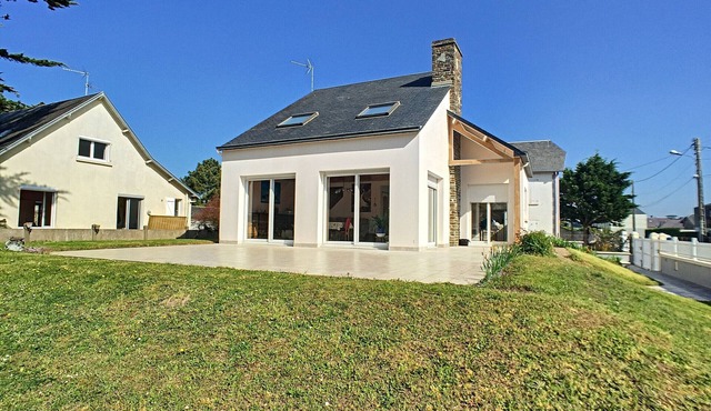 Villa avec Jardin, à 100m de la Plage et Proche Commerces - Spacieuse et Confortable