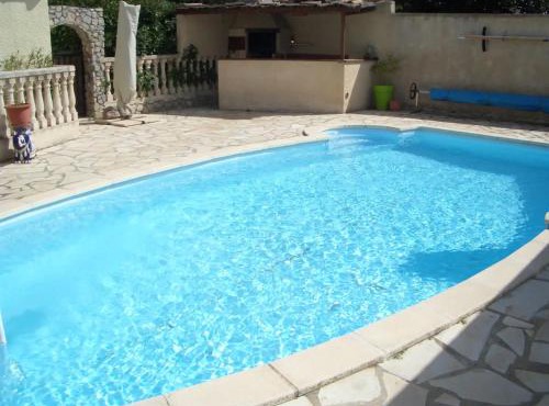 Villa avec jardin à Poussan avec piscine privée ouverte toute l'année