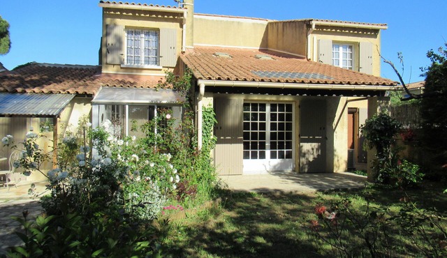 Villa Avec Jardin, au Calme, Dans Quartier Résidentiel, à 10 mn D'avignon