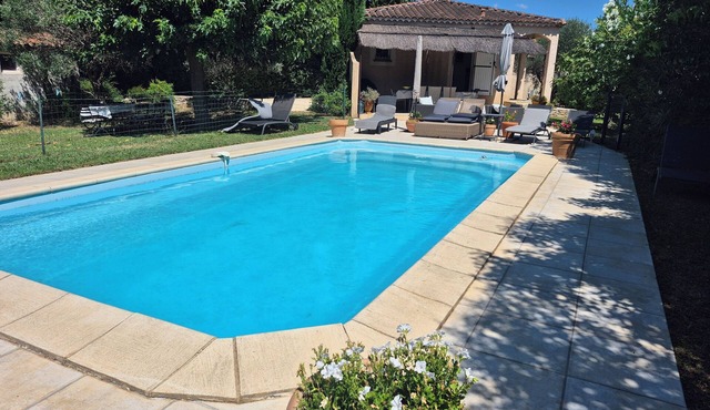 Villa avec jardin et piscine