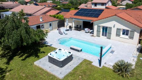 Villa avec Piscine, Jacuzzi et Sauna Privé dans les Dombes