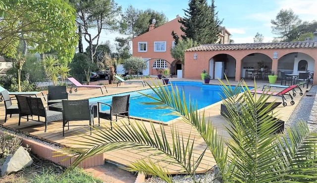 VILLA avec piscine - 4 chambres - parking - calme