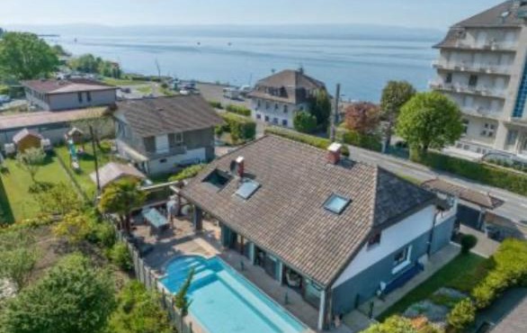 Villa avec piscine au bord du lac