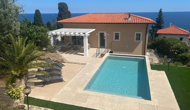 Villa Avec Piscine, Plage et Crique à Pied, 4 Chambres