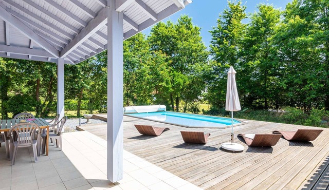 Villa Avec Piscine Chauffée au Calme