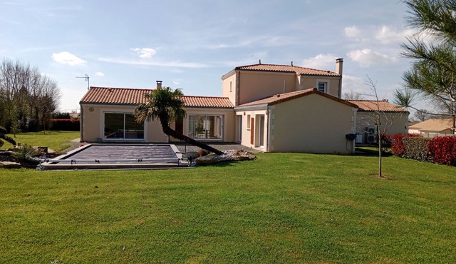 Villa Avec Piscine Chauffée a la Campagne