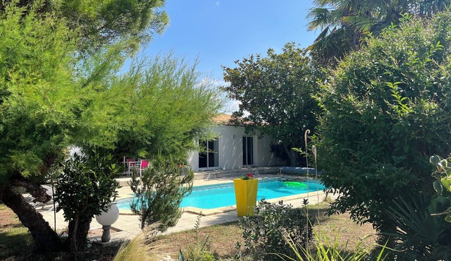 Villa avec piscine et une belle salle de jeux pour les grands et les petits.
