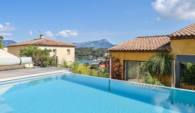 Villa avec piscine et terrain de pétanque, vue mer