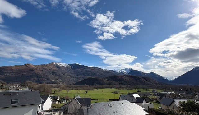 Villa avec piscine face aux montagnes.