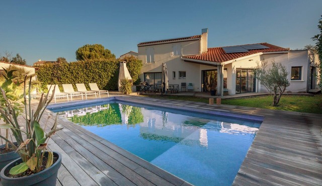 Villa Avec Piscine au Charme Authentique et Naturel