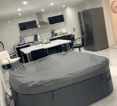 VILLA AVEC PISCINE love ROOM