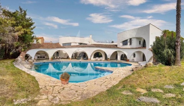 Villa avec piscine ,tennis et chambres climatisés