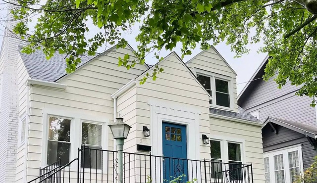 Villa Avila - Bright & Cozy 3 BR near Franciscan