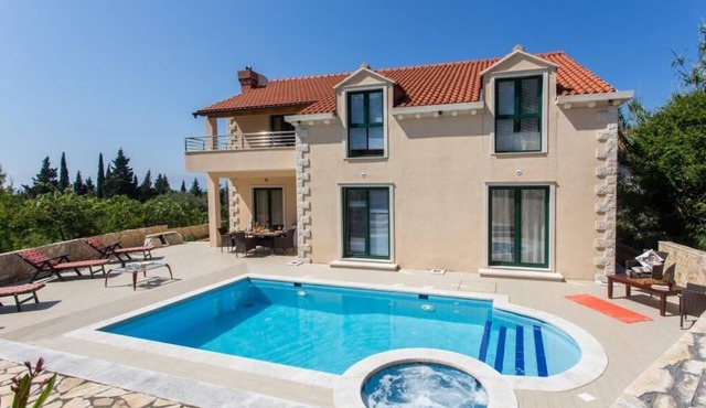 Villa Avoca - Four Bedroom Villa with Swimming Pool