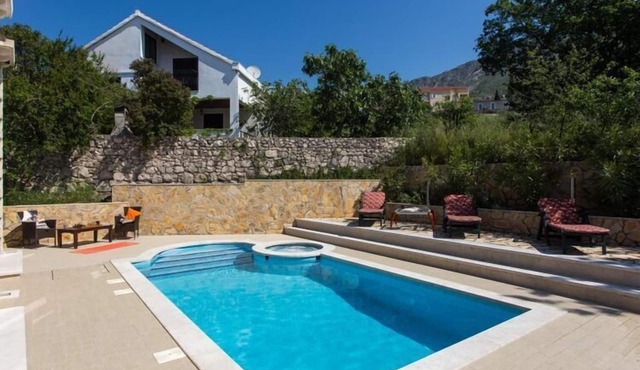 Villa Avoca - Four Bedroom Villa with Swimming Pool