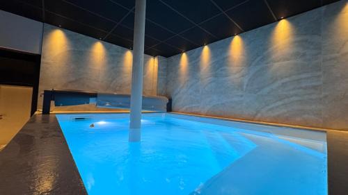 Villa Avril 15 pers- location Villa de Prestige , 2 Piscines intérieur et extérieur et sauna