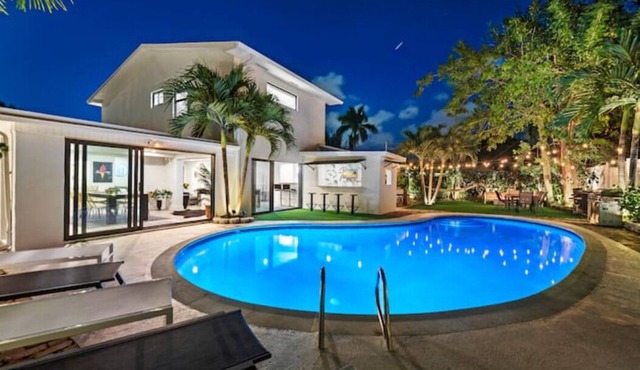 Villa Azur 8 Bedroom Outdoor Oasis with Poolside Bar