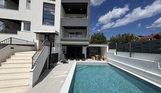 Villa Azzuro with roof terrace and pool